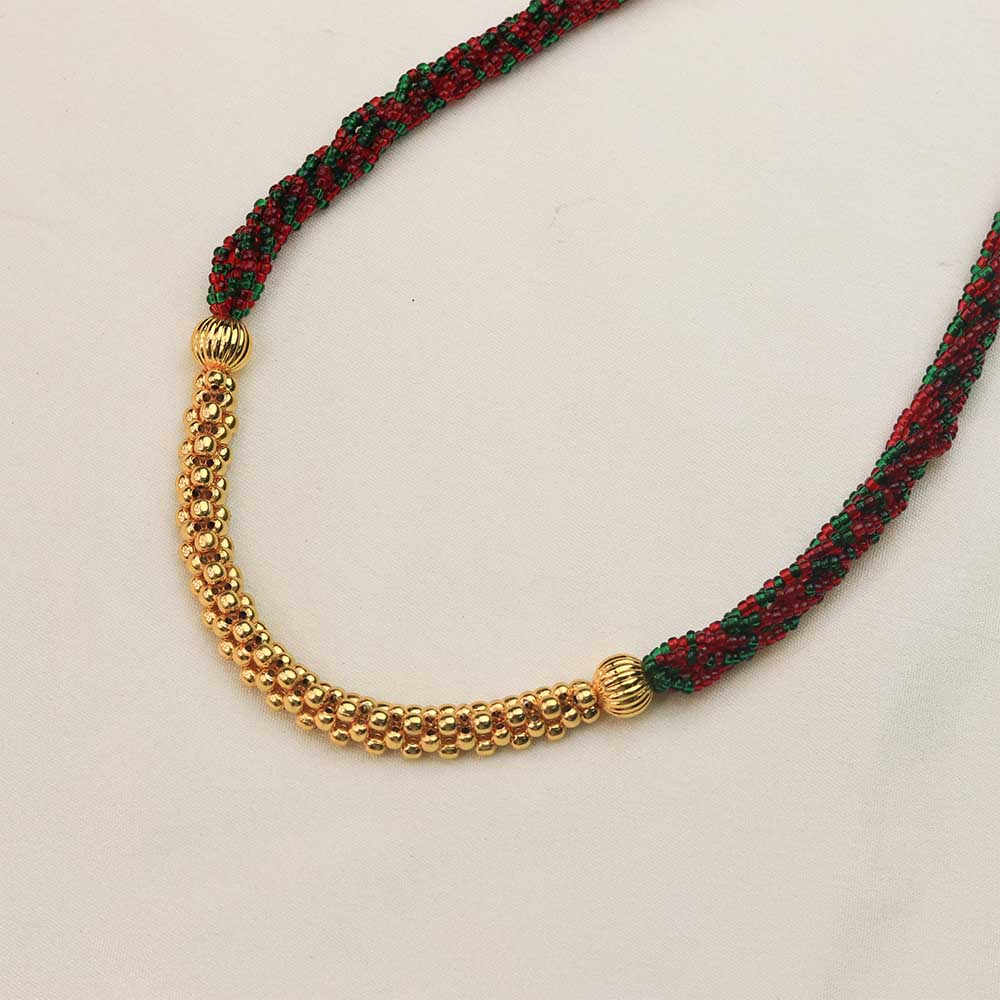 Red and green thread necklace