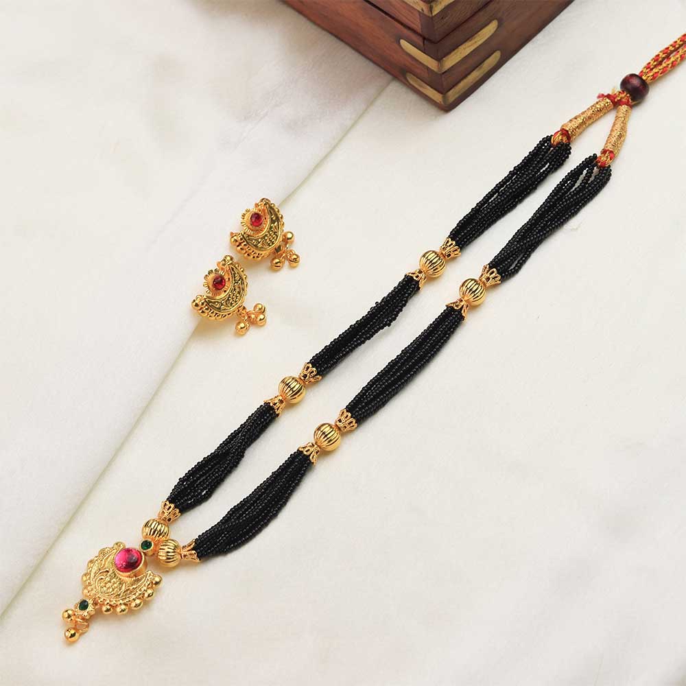 Beaded pendant necklace