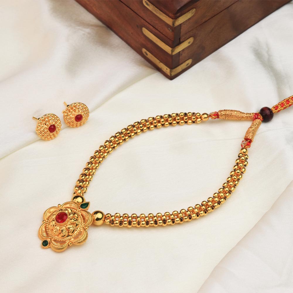  Gold necklace with pearl accents 