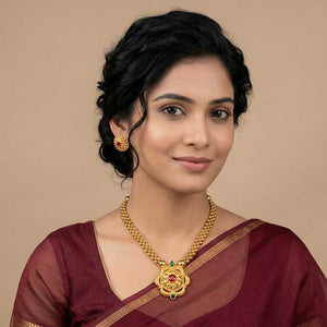  Gold necklace with pearl accents 