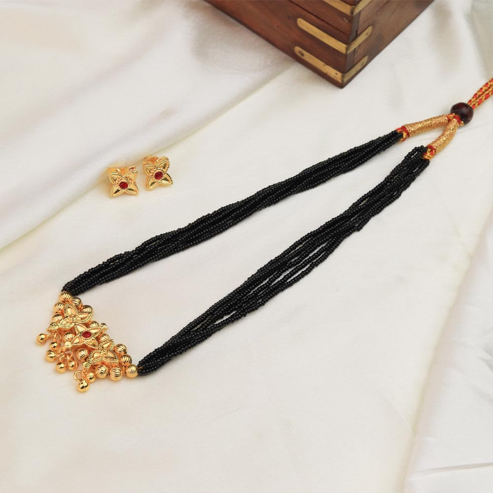  Traditional motif necklace 