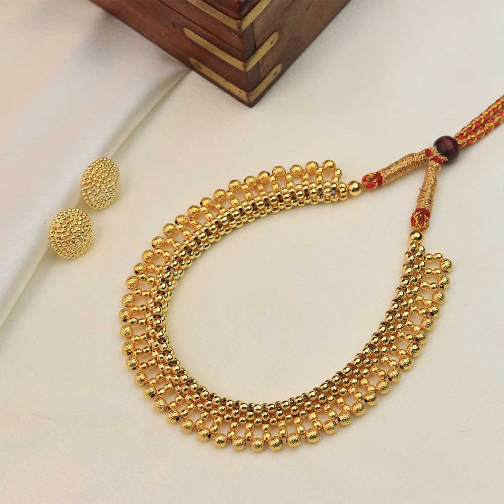  Bead necklace with stone pendant 